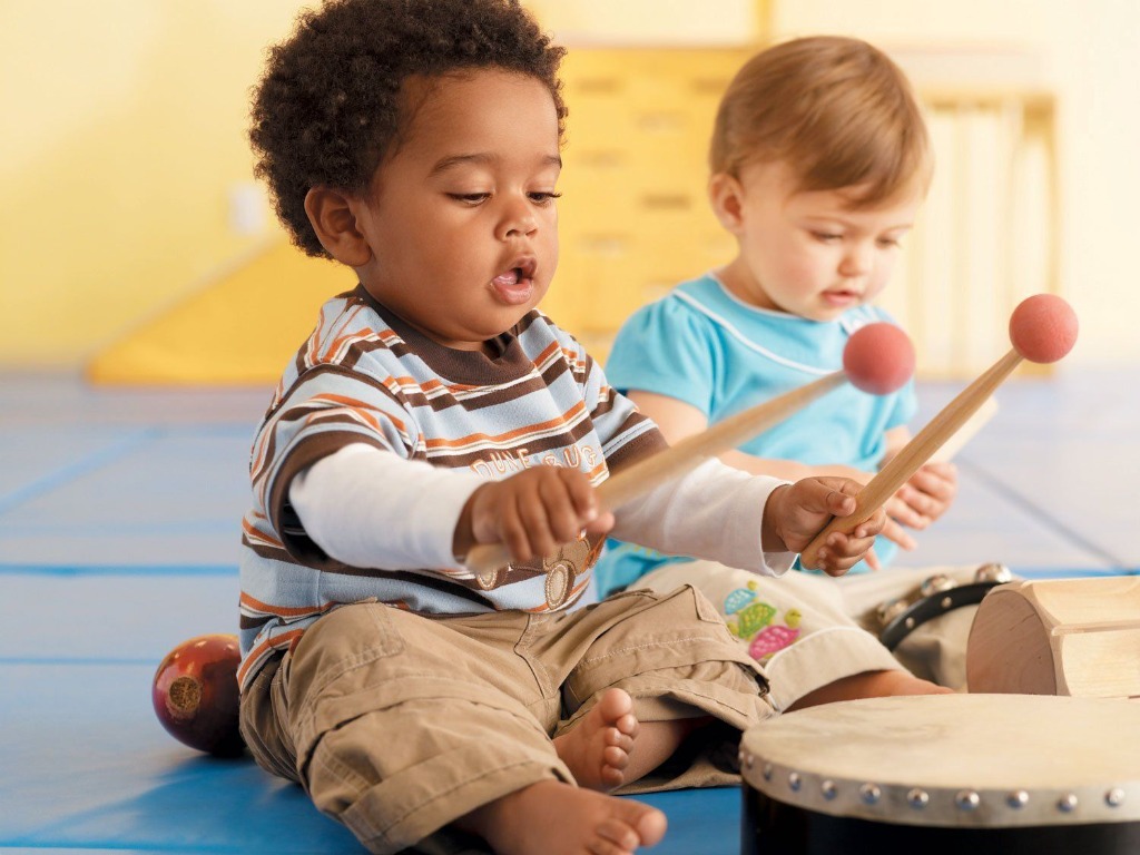 Bebés con instrumentos