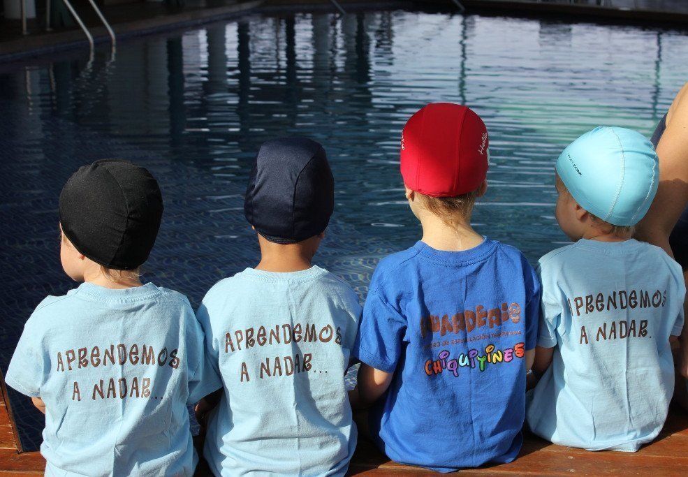 Niños en la piscina
